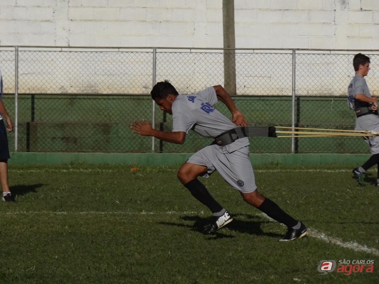 Gabriel durante o treino. Zagueiro garante que São Carlos conquista a vaga no final de semana. Fotos: Marcos Escrivani -