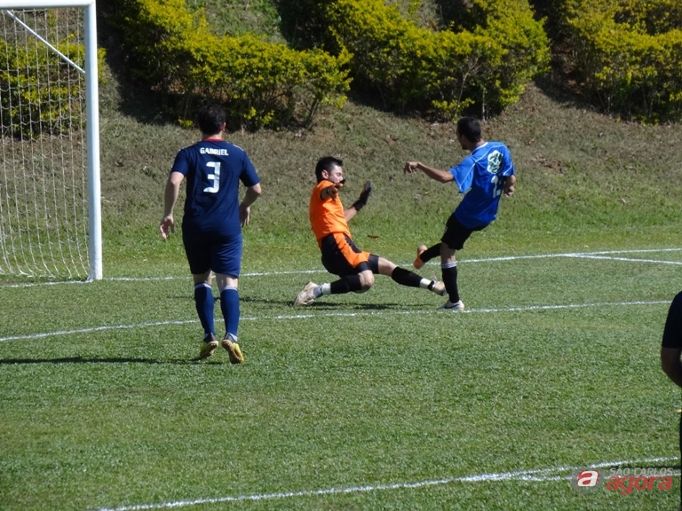 Em uma partida bem disputada, Quase 2 e Jr ficaram no 3 a 3 no tempo normal. Fotos: Marcos Escrivani -