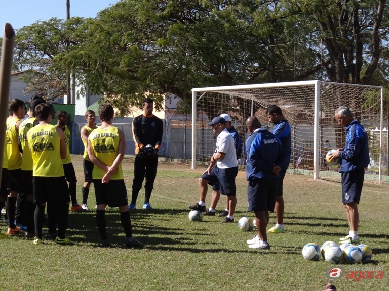 Guanaes conversa com os jogadores: intensidade e determinação durante os 90 minutos de jogo. Foto: Marcos Escrivani -