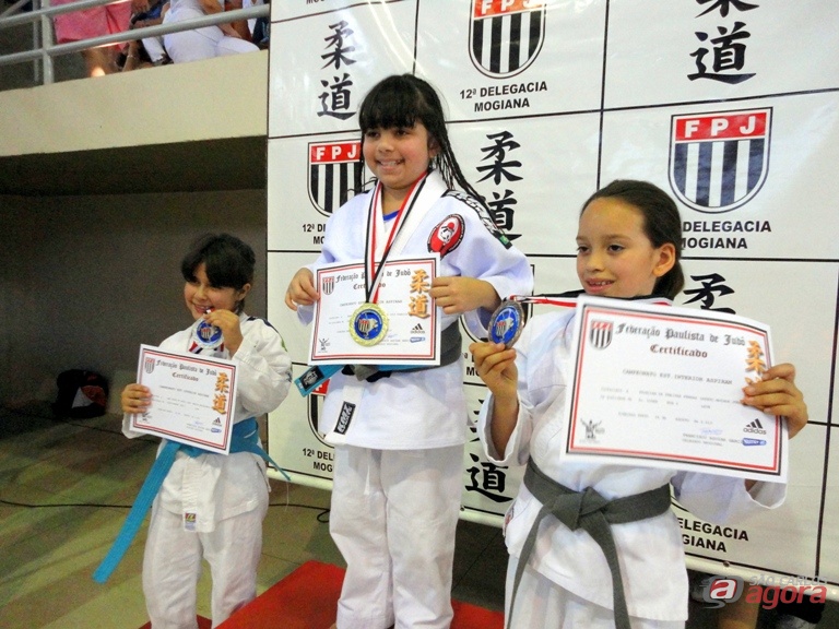 Samara (c) exibe medalha e diploma após conquistar o título inter-regional. Fotos: Divulgação -