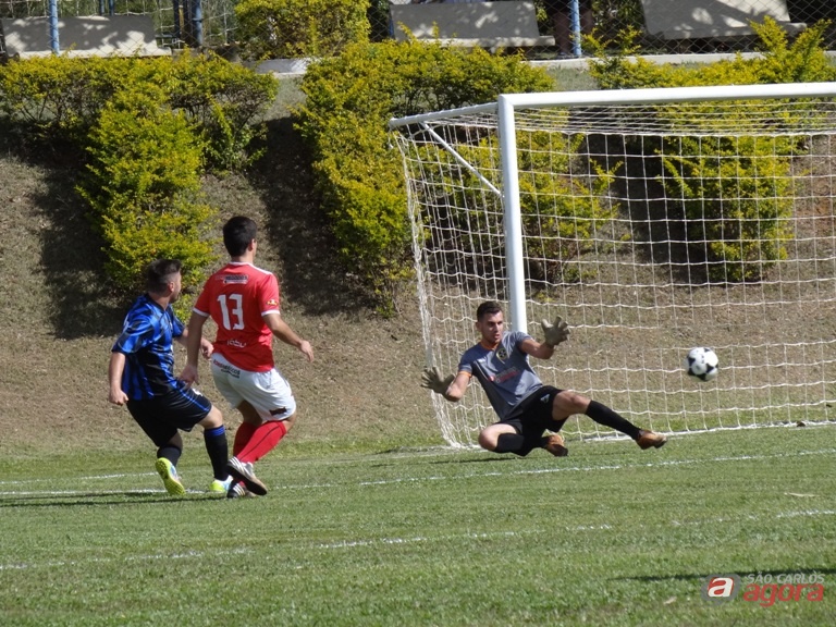 Rômulo, do Platinum, vence Alberto e marca o primeiro gol da partida. Fotos: Marcos Escrivani -