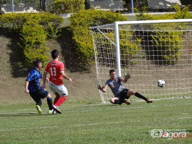Rômulo, do Platinum, vence Alberto e marca o primeiro gol da partida. Fotos: Marcos Escrivani - 