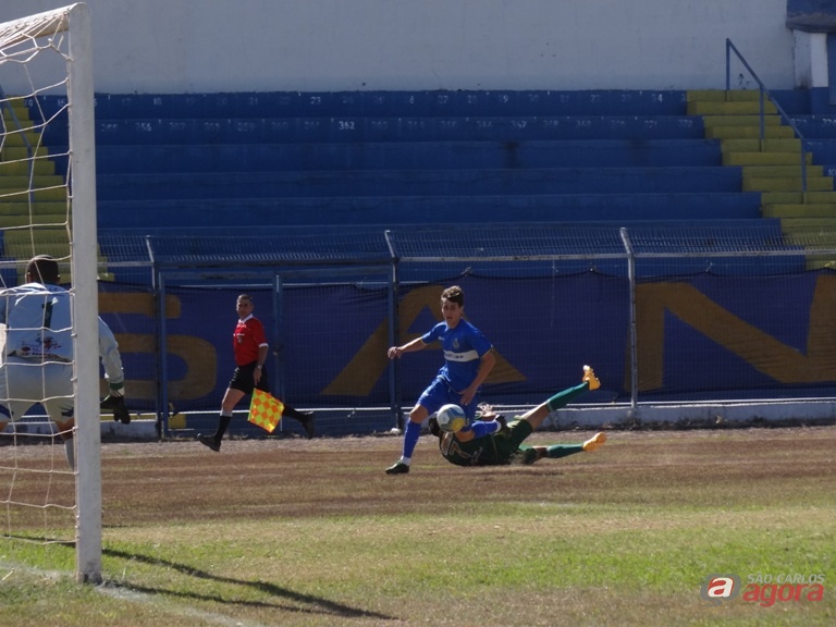 O primeiro tempo foi tenso para o São Carlos que garantiu a vaga para a segunda fase da Série B. Fotos: Marcos Escrivani -