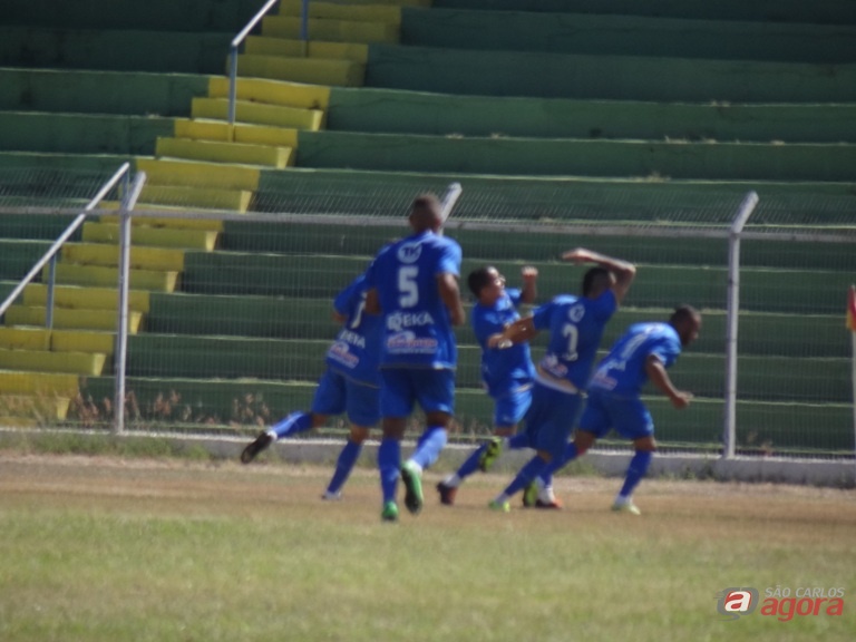 William Dias comemora com a torcida o primeiro gol da Águia na vitória em cima do Prudente. Foto: Marcos Escrivani -