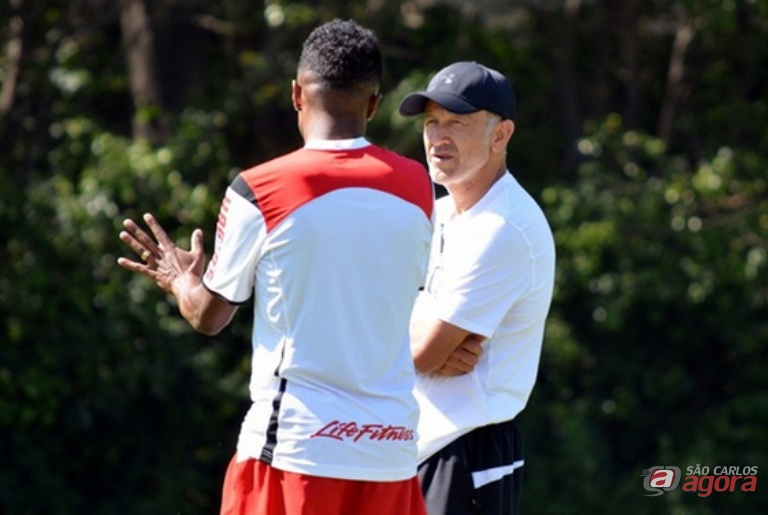 Osorio orienta atleta durante coletivo. Tricolor quer a vitória. Foto: Érico Leonan/saopaulofc.net -