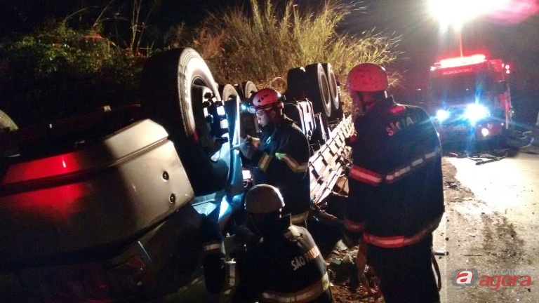 Caminhão tombou e motorista morreu no local, entre as ferragens. Foto: Osni Martins -