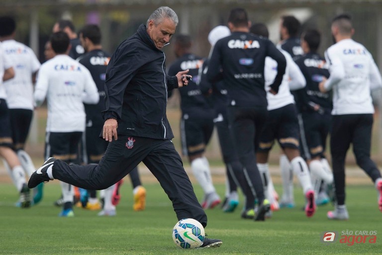 O técnico Tite também mostrou habilidade durante o treinamento. Foto: Daniel Augusto Jr/Ag. Corinthians -