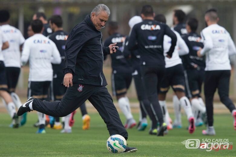 O técnico Tite também mostrou habilidade durante o treinamento. Foto: Daniel Augusto Jr/Ag. Corinthians - 