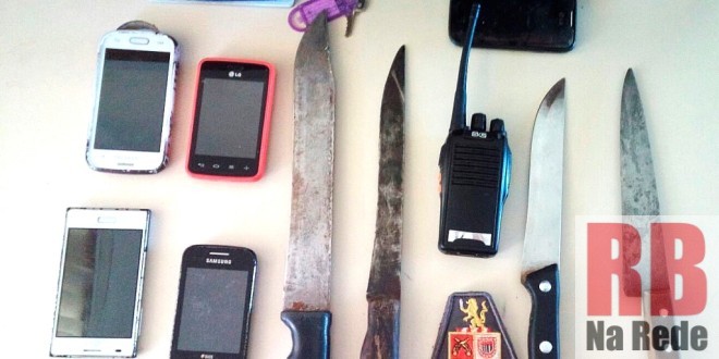Facas, celulares e rádio comunicador encontrados pela PM (Foto: RB Na Rede) -