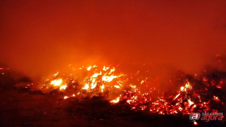Fogo consumiu o lixão de Descalvado. Foto: Osni Martins -