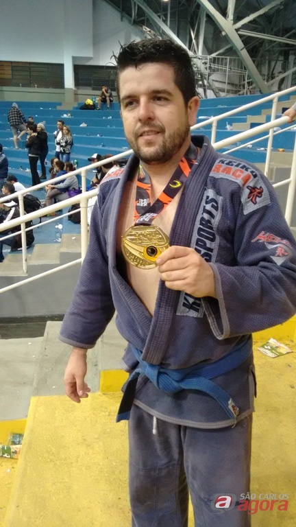 Rinaldo comemora a medalha de ouro. São-carlense é campeão Mundial. Foto: Divulgação -