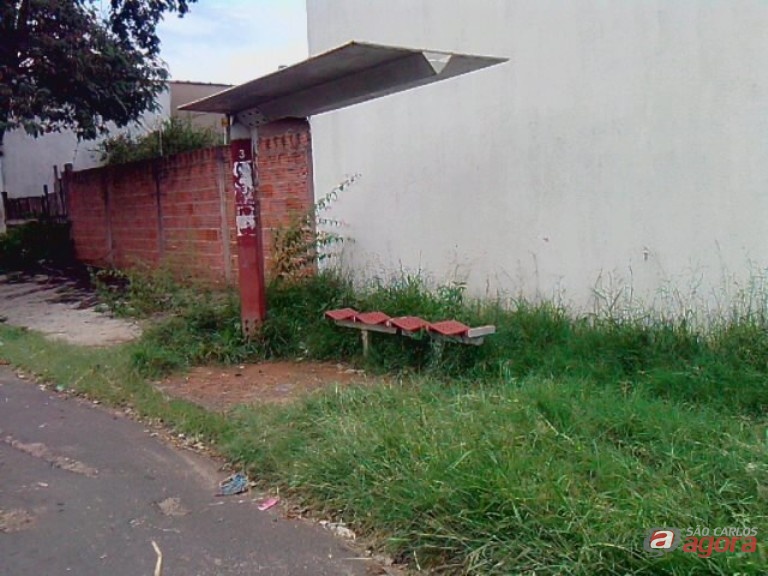 Ponto de ônibus está abandonado, relatam moradores. Fotos: Divulgação -