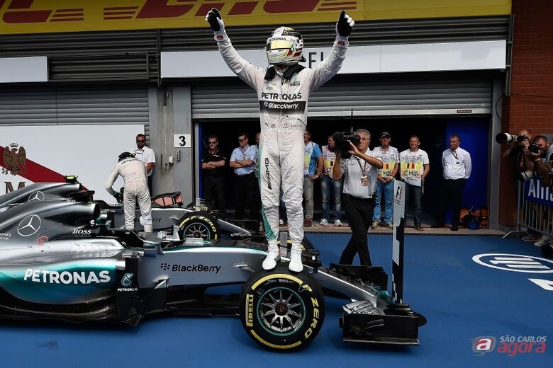 Lewis Hamilton vence o GP da Bélgica de F1 seguido de Nico Rosberg e de Romain Grosjean, da Lotus. Foto: Studio Colombo/Pirelli -