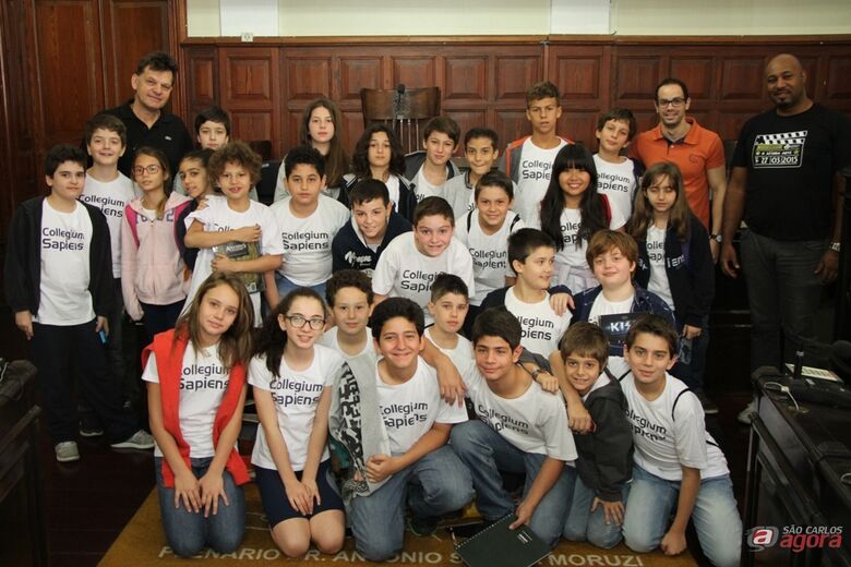 Vereador Penha com turma do 6º ano do Colégio Sapiens. (Assessoria de Imprensa CMSC) -