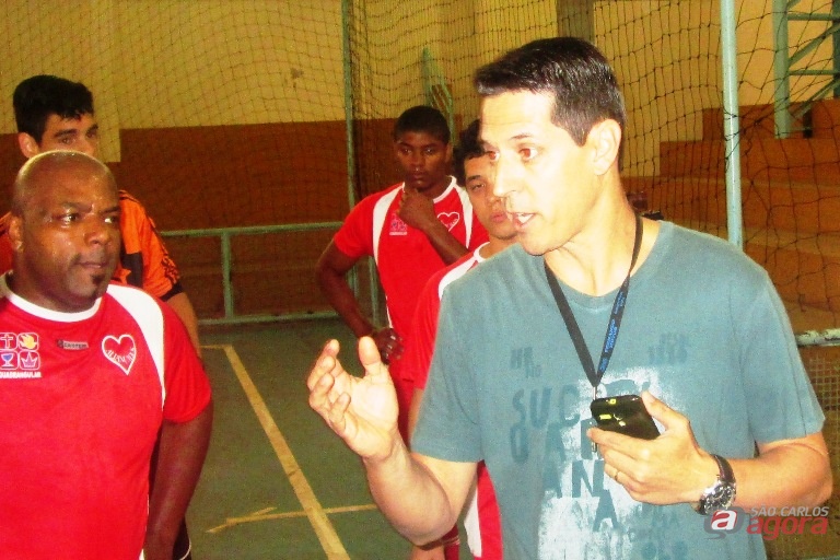 Treinador mudou taticamente seu time para buscar a reabilitação no placar. Foto: Gustavo Curvelo/Divulgação -