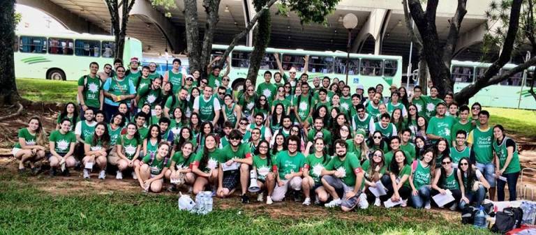 A galera ‘sangue bom’: 166 abnegados voluntários que levam carinho, conforto e esperança para pessoas carentes. Foto: Divulgação -