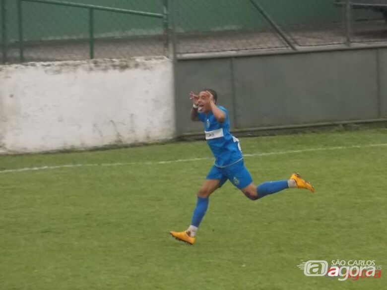 Gregore comemora. Meia marcou o segundo gol da Águia contra o Jabaquara. Foto: Rovanir Frias/SCFC -