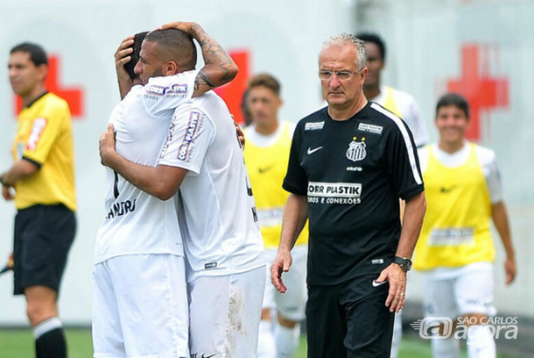 Dorival Junior observa jogadores do Santos comemorando um dos gols na partida com o Internacional. Foto: Ricardo Saibun/SantosFC - 