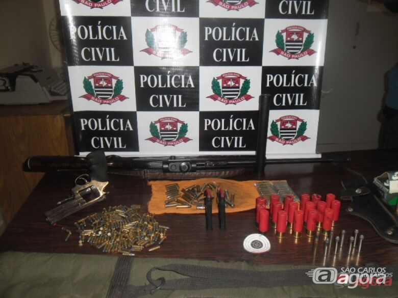 As armas e munições foram apreendidas pela Polícia. Fotos: Osni Martins - 