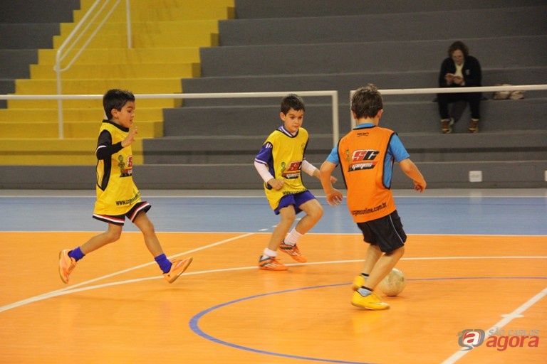 Garotada durante as atividades na escolinha de futsal. Foto: Divulgação -