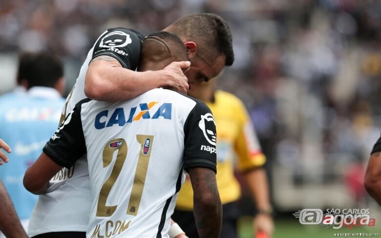 Renato Augusto comemora com Malcom: jovem atacante marcou o primeiro gol do Corinthians. Foto: www.agenciacorinthians.com.br - 