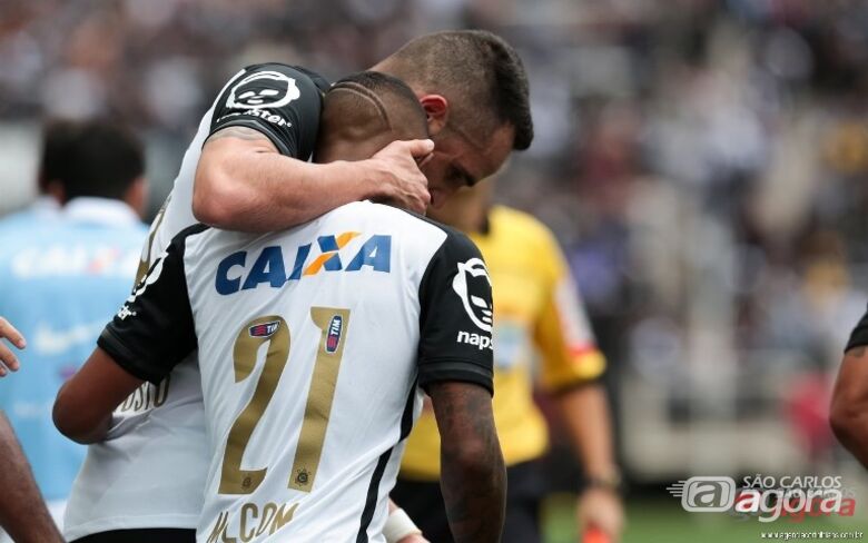 Renato Augusto comemora com Malcom: jovem atacante marcou o primeiro gol do Corinthians. Foto: www.agenciacorinthians.com.br -