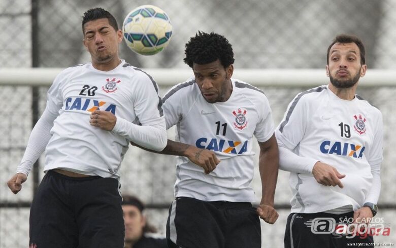 Sistema defensivo do Corinthians durante treino. Timão quer a vitória diante do Flu. Foto: site oficial Corinthians - 