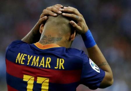 Neymar lamenta chance desperdiçada durante partida contra o Atlético em Madri. Foto: Reuters/Javier Barbancho -