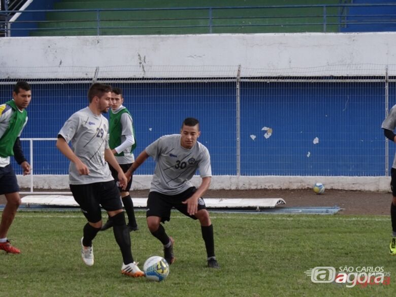 Jogadores durante atividades táticas no Luisão. Equipe quer vencer mais uma ‘decisão’ na Série B. Foto: Marcos Escrivani - 