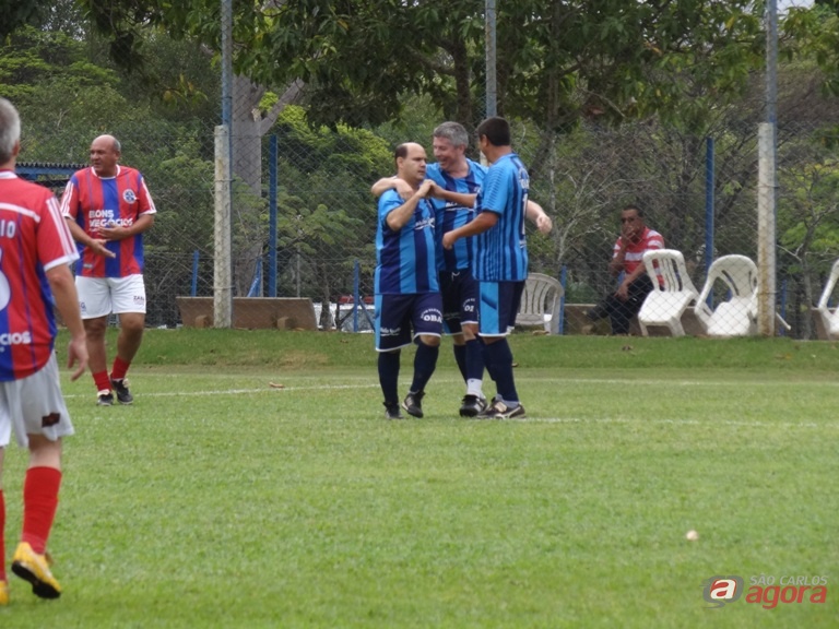 Jogadores do Oba comemoram o gol que abriu o caminho da vitória em cima do Bons Negócios. Fotos: Marcos Escrivani -
