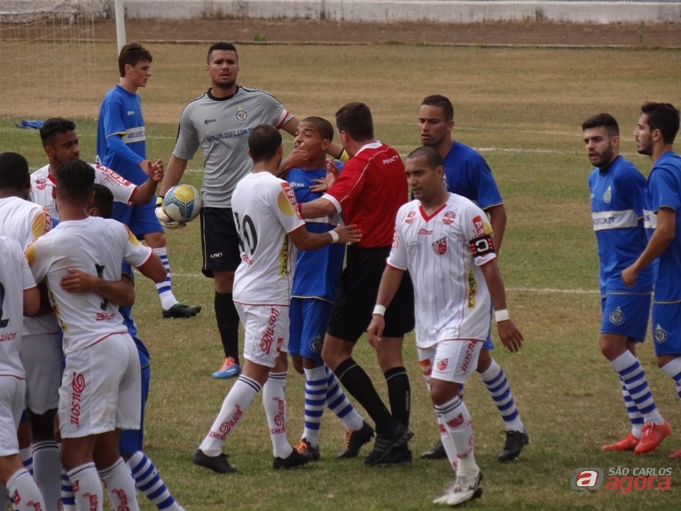 São Carlos e Taboão fizeram uma partida bem disputada no Luisão. Fotos: Marcos Escrivani -