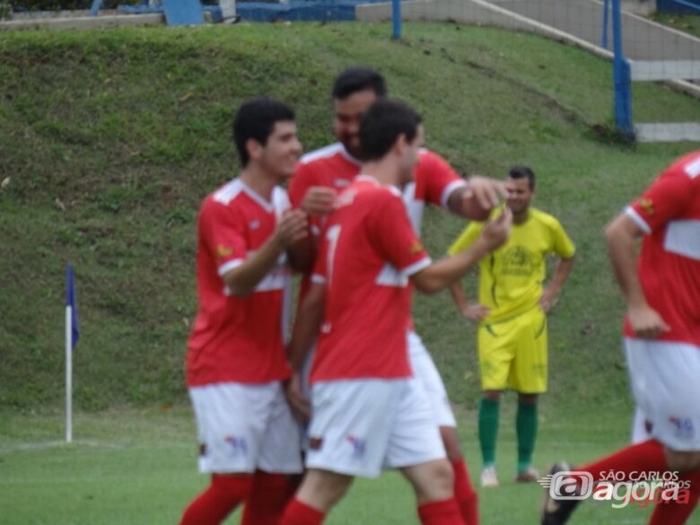 Em um jogo de onze gols, o Bons Negócios superou o Mazola/Amaral. Fotos: Marcos Escrivani -