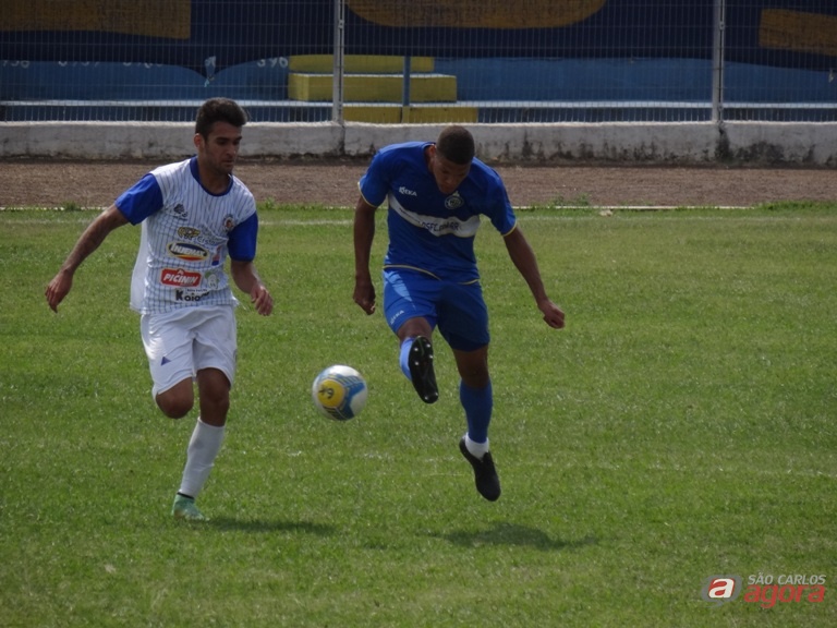 Jogo disputado: São Carlos lutou para conquistar uma difícil e suada vitória diante do Assisense. Fotos: Marcos Escrivani -