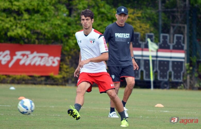 Osorio observa Rodrigo Caio: zagueiro ganha oportunidade no São Paulo. Foto: Érico Leonan/saopaulofc.net -