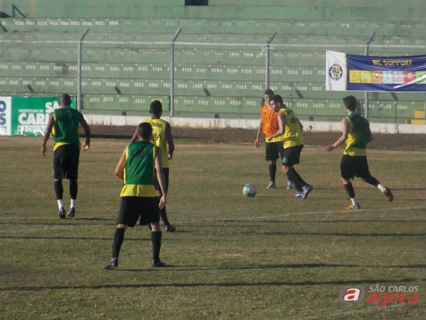 Jogadores realizam o primeiro treino da semana sob forte calor. Foto: Rovanir Frias/SCFC -