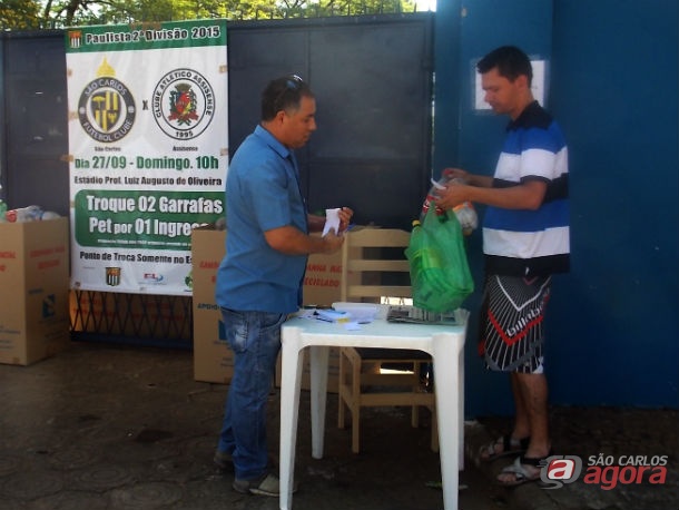Torcedor realiza a troca de garrafas pet por ingresso para jogo contra o Assisense. Foto: Rovanir Frias/SCFC -