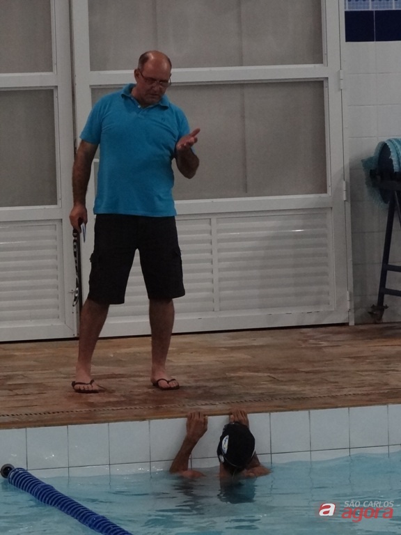 Mitcho orienta Elton durante treino na Fesc: meta é melhorar e galgar mais um degrau neste período preparatório. Foto: Marcos Escrivani -