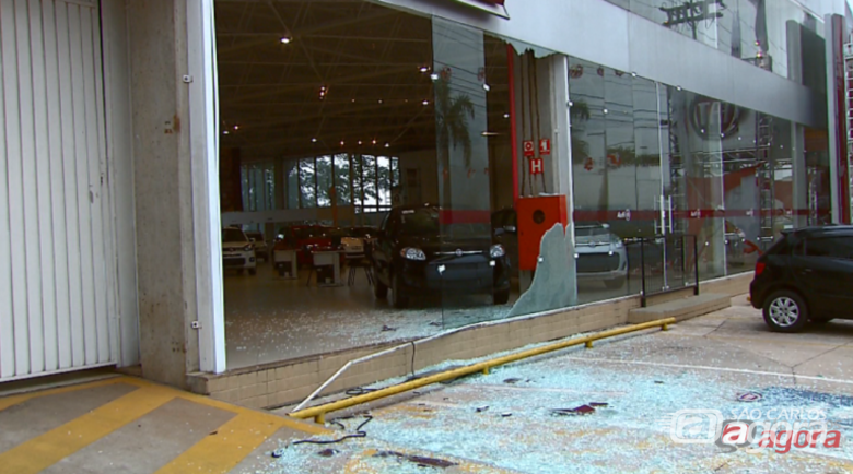 Vidro estilhaçado da concessionária: ladrões furtaram carro 0 km. Foto: Ely Venâncio/EPTV - 