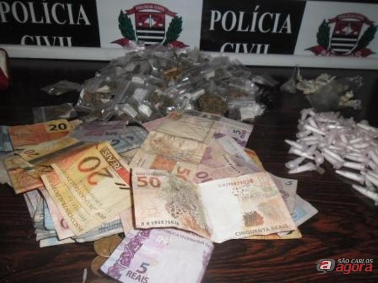 A droga e o dinheiro que estavam em poder do menor. Fotos: Osni Martins -