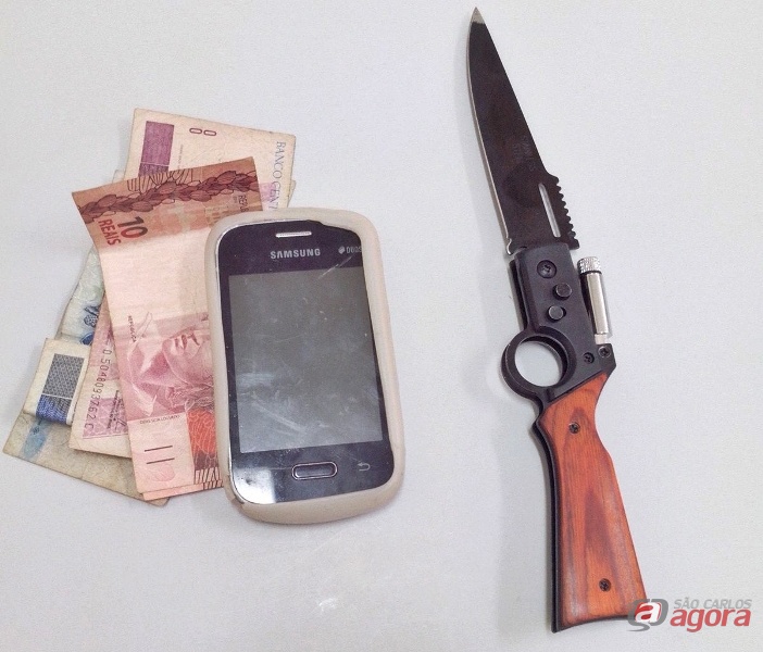 Dinheiro, canivete e celular que estava em poder do menor. Foto: Osni Martins -