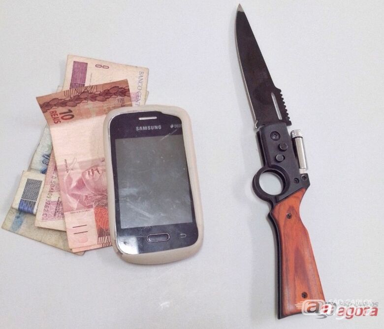 Dinheiro, canivete e celular que estava em poder do menor. Foto: Osni Martins - 