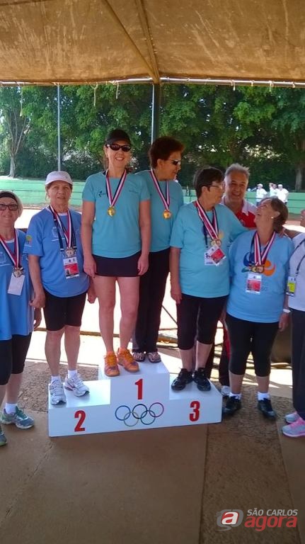 Margareth e Vilma no pódio comemoram a medalha de ouro. Foto: Divulgação -