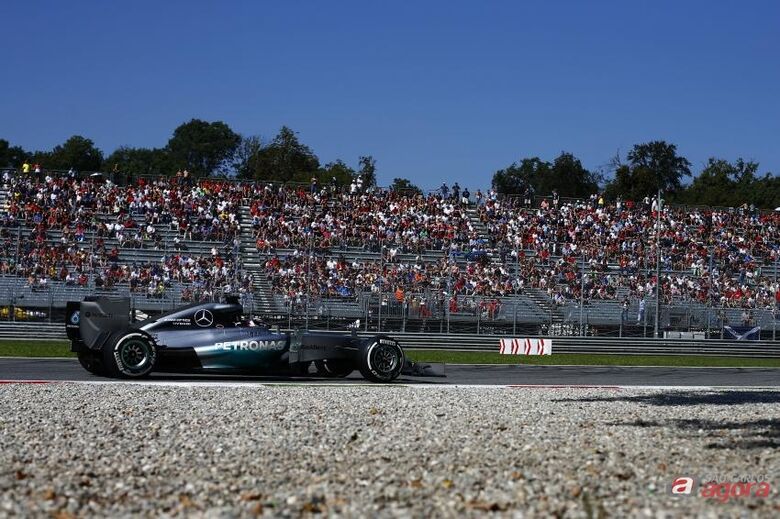 A Mercedes de Rosberg larga em primeiro no GP de Suzuka. Foto: Andrew Honne/Pirelli -