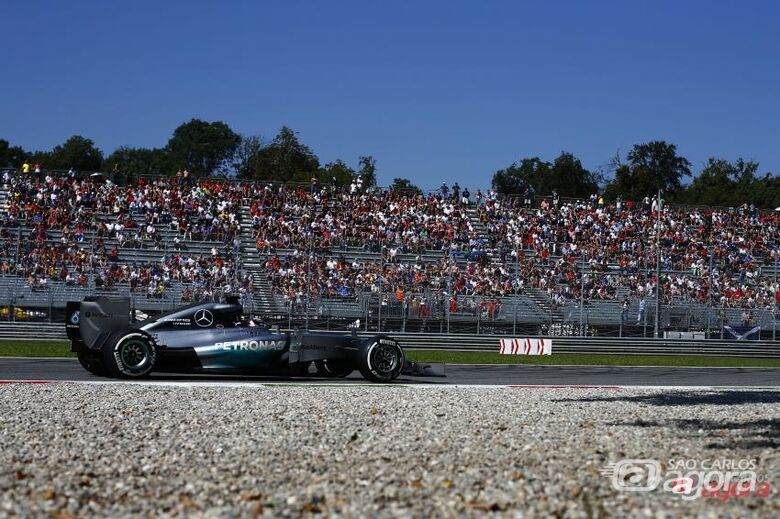 A Mercedes de Rosberg larga em primeiro no GP de Suzuka. Foto: Andrew Honne/Pirelli - 