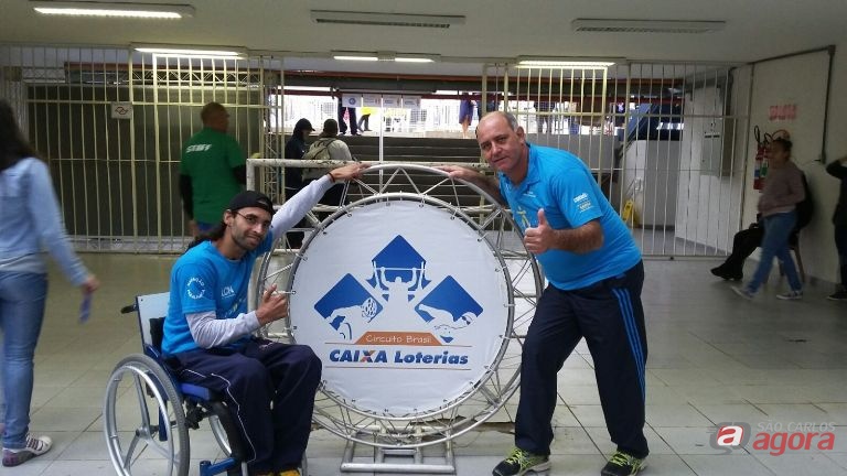 Elton e Mitcho durante a segunda etapa do Circuito: nadador PCD fez o melhor tempo de sua carreira. Foto: Divulgação -