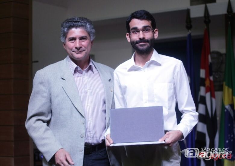 Diretor do ICMC com o vencedor do prêmio, Lucas Ambrozio. Foto: Reinaldo Mizutani -