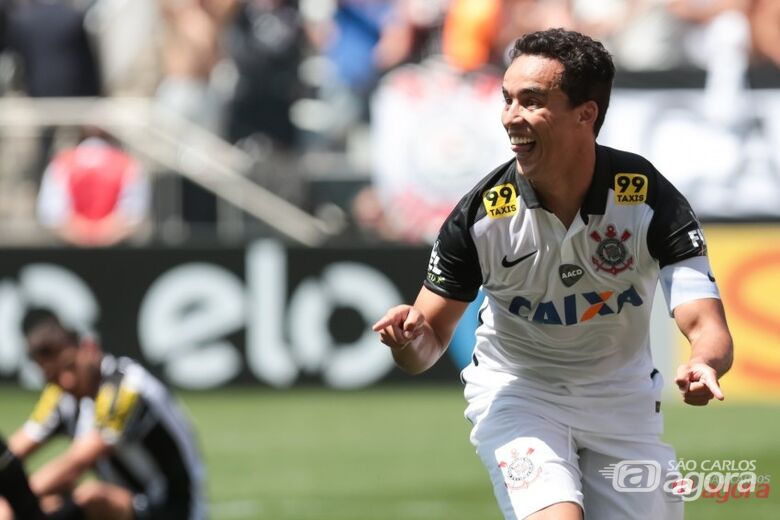 Jadson comemora. Meia marcou os dois gols da vitória corintiana. Foto: Rodrigo Gazzanel/Ag. Corinthians - 