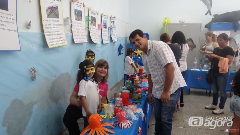 Roselei Françoso em visita à Feira de Ciências: elogios à qualidade dos trabalhos apresentados -