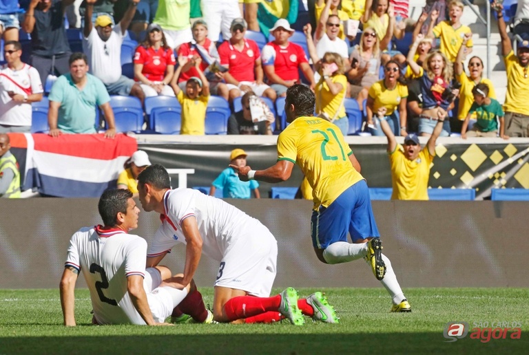 Hulk comemora. Atacante fez o gol solitário da vitória brasileira. Foto: Rafael Ribeiro/CBF -