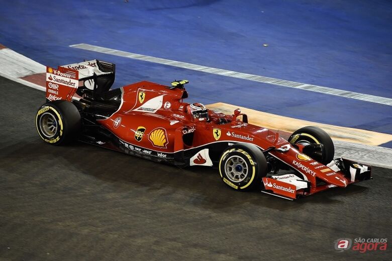De forma surpreendente, Vettel desbancou as favoritas Mercedes em Cingapura. Studio Colombo/Pirelli -